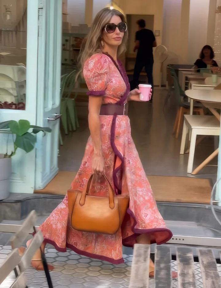 Dona | Elegancka różowa sukienka maxi z krótkim rękawem.