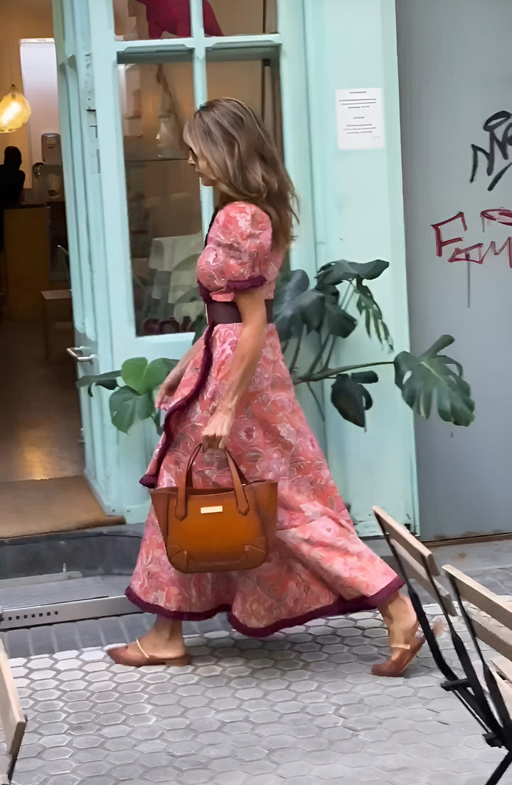 Dona | Elegancka różowa sukienka maxi z krótkim rękawem.