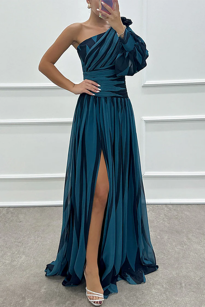 Shiloh | Elegancka długa sukienka maxi na jedno ramię w paski